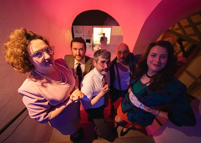 Les acteurs en tenues années 80 de la soirée enquête