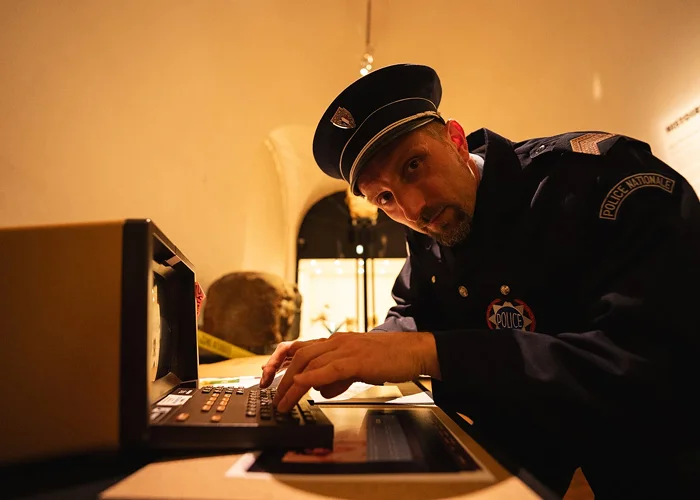 Damien Bechler enquête en costume de police