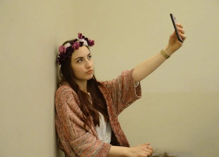 Charlotte Stutz en train de se prendre en selfie