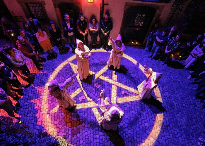 Les religieux placés dans un pentagramme en train d'exécuter l'ultime rituel