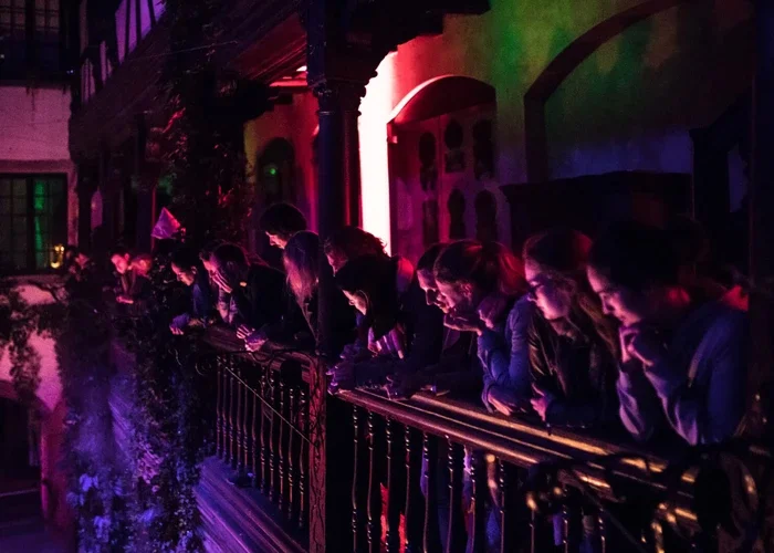 Le public regarde le spectacle depuis les balcons de la cour intérieure du Musée Alsacien