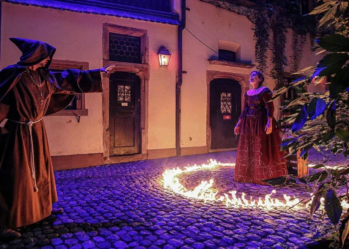 Scène du spectacle nocturne dans la cour intérieure du Musée Alsacien