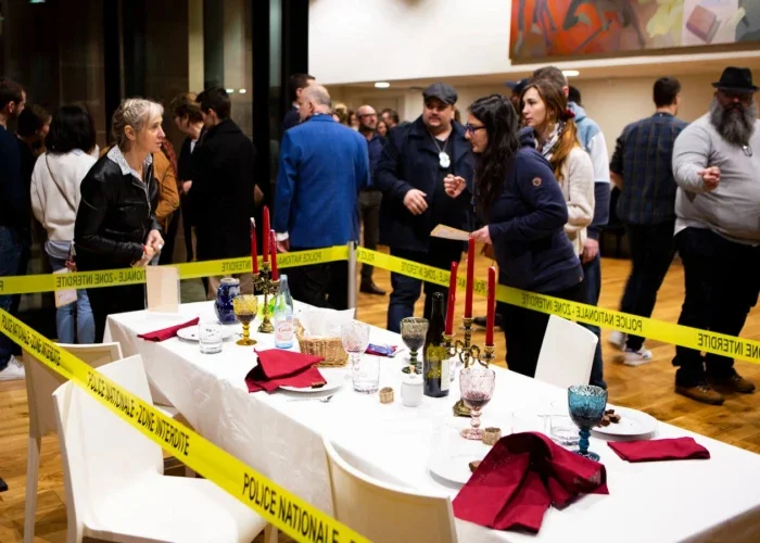 Les participants étudient la scène de crime du Dîner Fatal