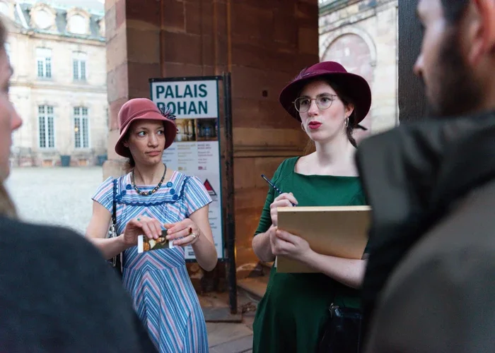 Des spectateurs-joueurs costumés au Palais Rohan de Strasbourg