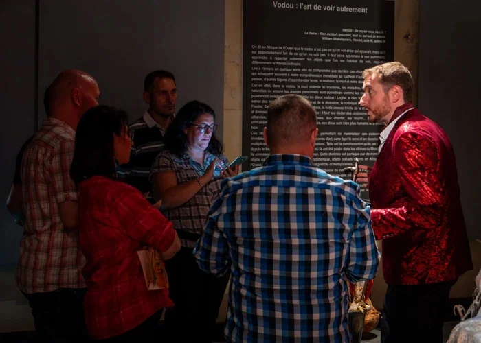 Des participants qui enquêtent devant une oeuvre du Musée Vodou