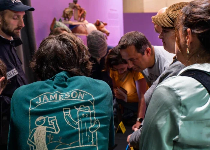 Des participants qui enquêtent devant une oeuvre du Musée Vodou