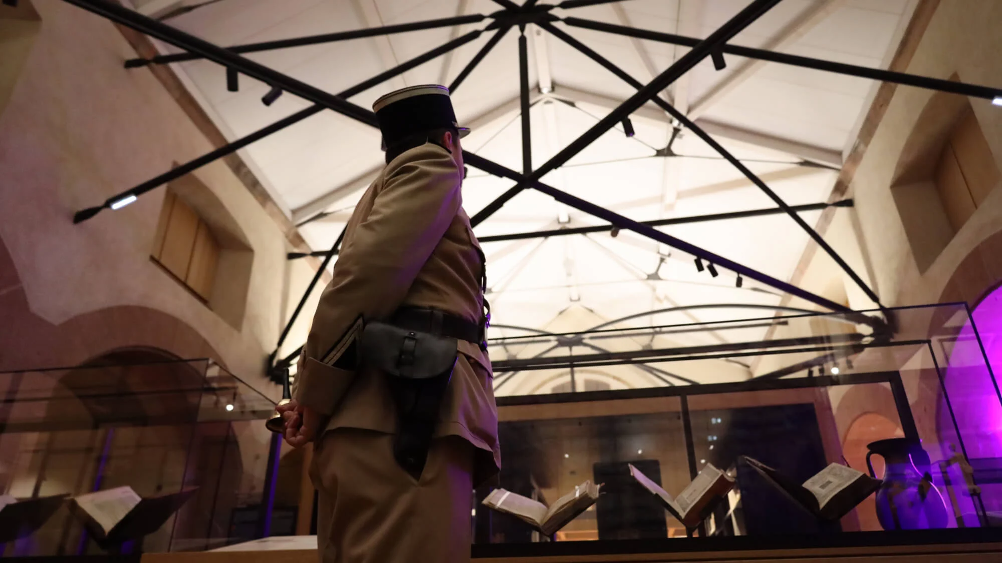 Le gendarme de l'enquête dans la Bibliothèque Humaniste de Sélestat