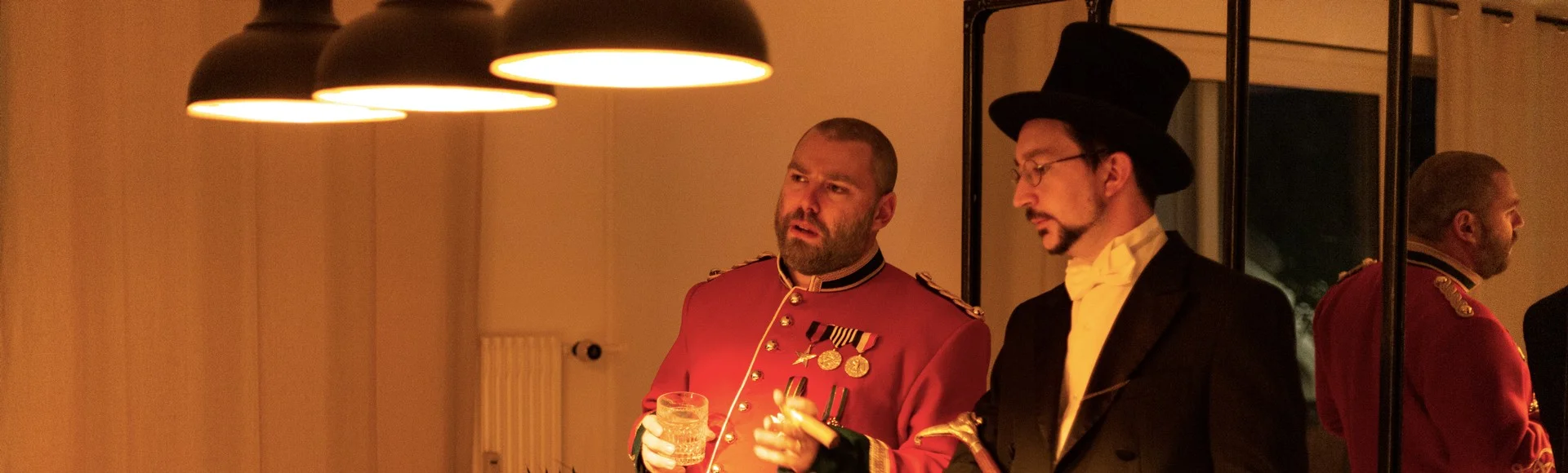 Un colonel et un gentleman en train de discuter
