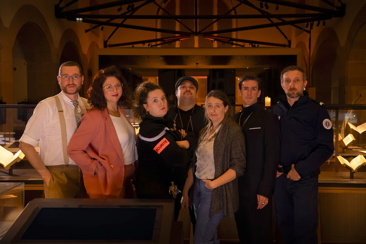 un groupe de personnes, dont des policiers, qui prennent la pause dans une bibliothèque