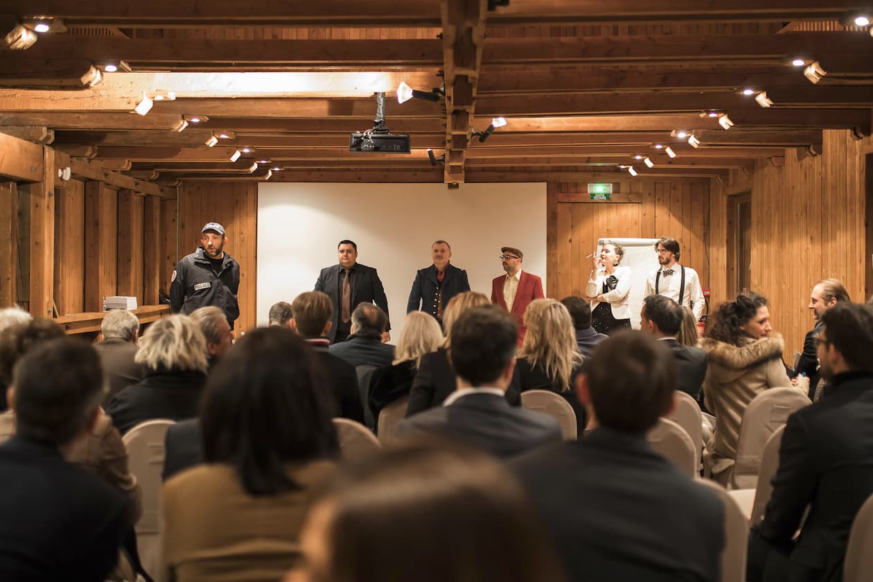 Des salariés d'entreprise attentifs se font briefer par le Comptoir du Crime