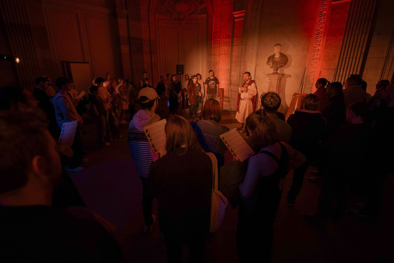 un personnage déguisé en romain parle à une foule