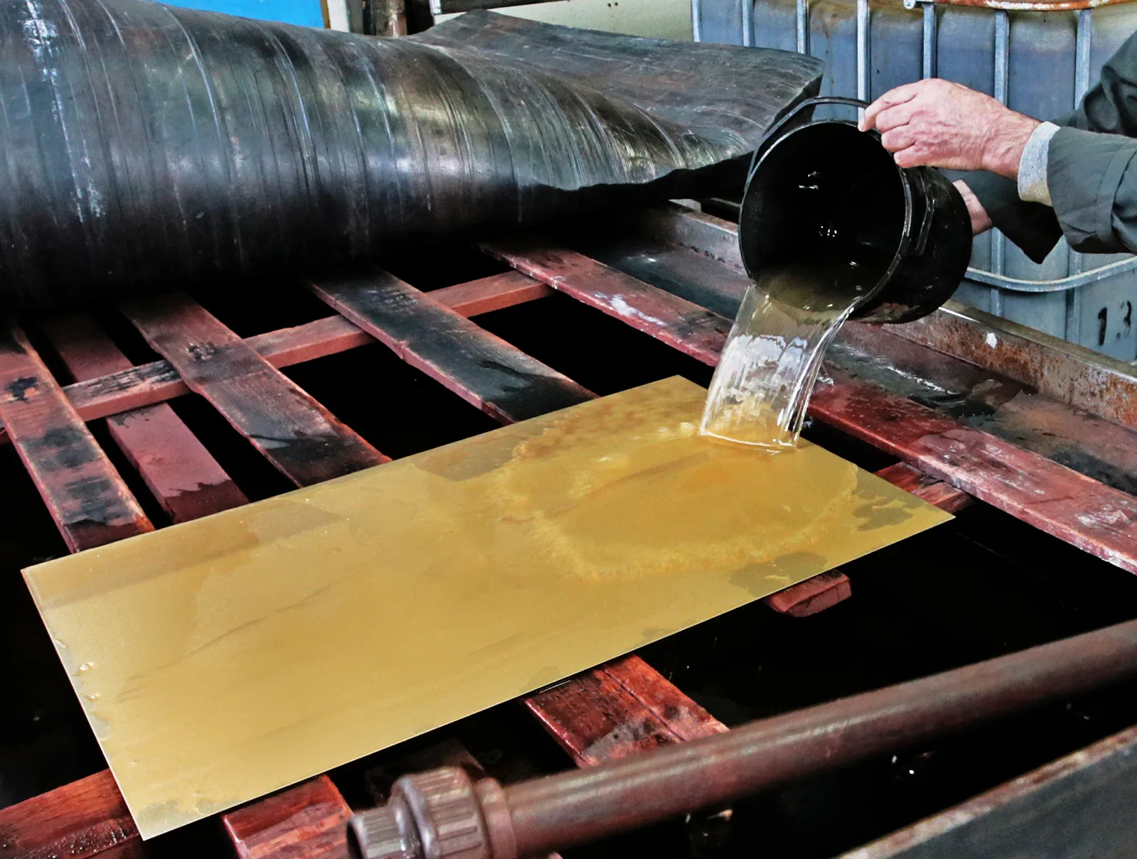 Sealing a NAUBLÉ artwork in an immersion bath of 24-karat fine gold