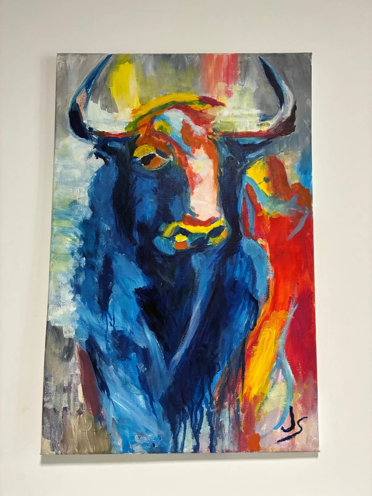 Pintura de un toro en intensos azules, rojos y amarillos de Francisco Javier Seguí García