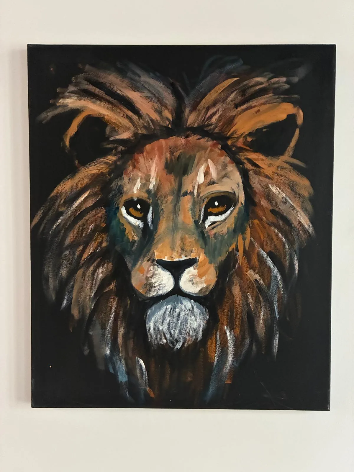 Cabeza de león en tonos ocres y marrones cálidos sobre fondo negro, pintada por Francisco Javier Seguí García