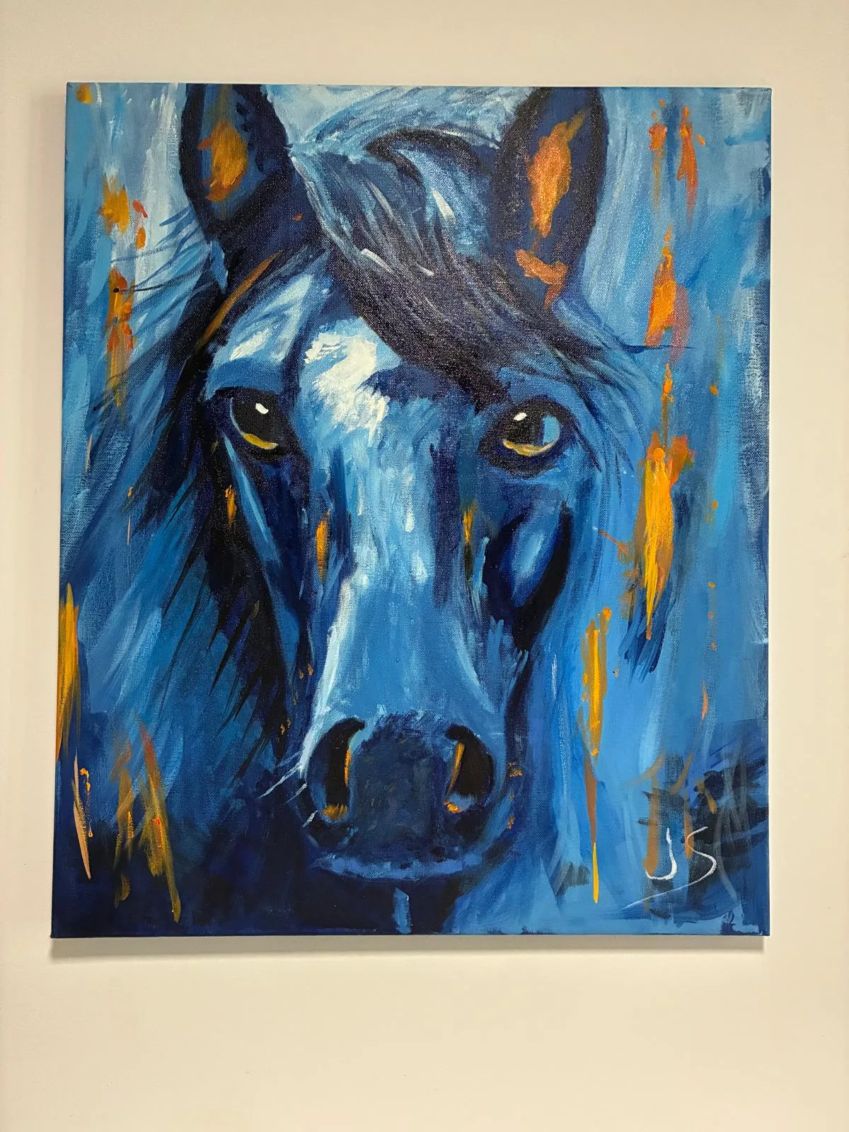 Cabeza de caballo en azul intenso con acentos naranjas, pintada por Francisco Javier Seguí García