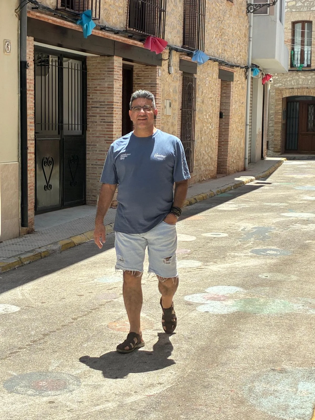 Francisco Javier Seguí García en las calles de su pueblo natal, La Vall de Laguar, en Alicante