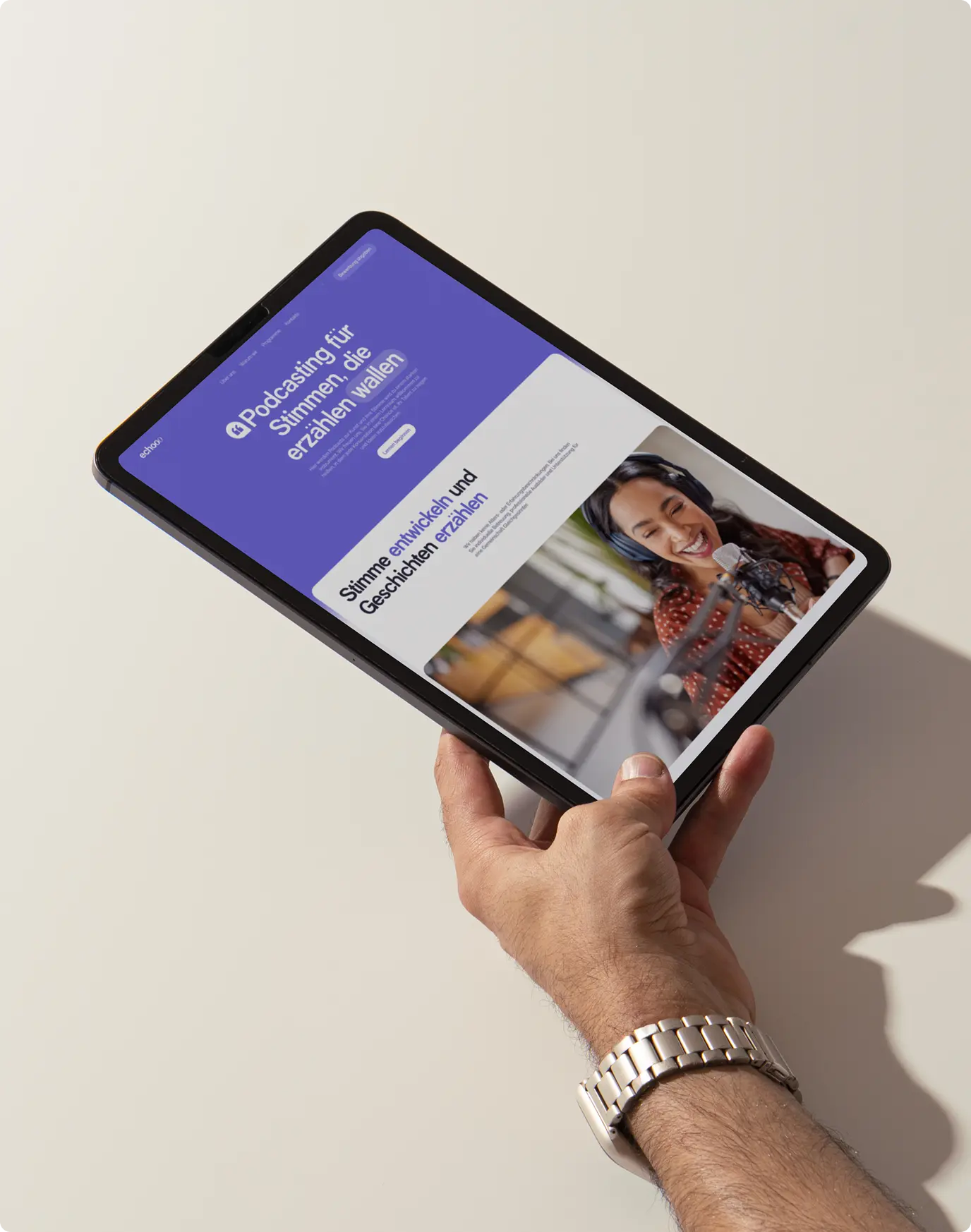 Person holding an iPad displaying a podcasting app page with German text and an image of a smiling woman speaking into a microphone.