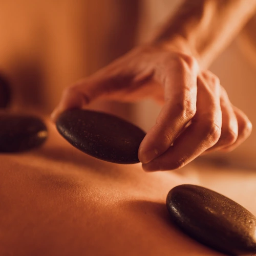 Massage impérial aux pierres chaudes Tila Beauté