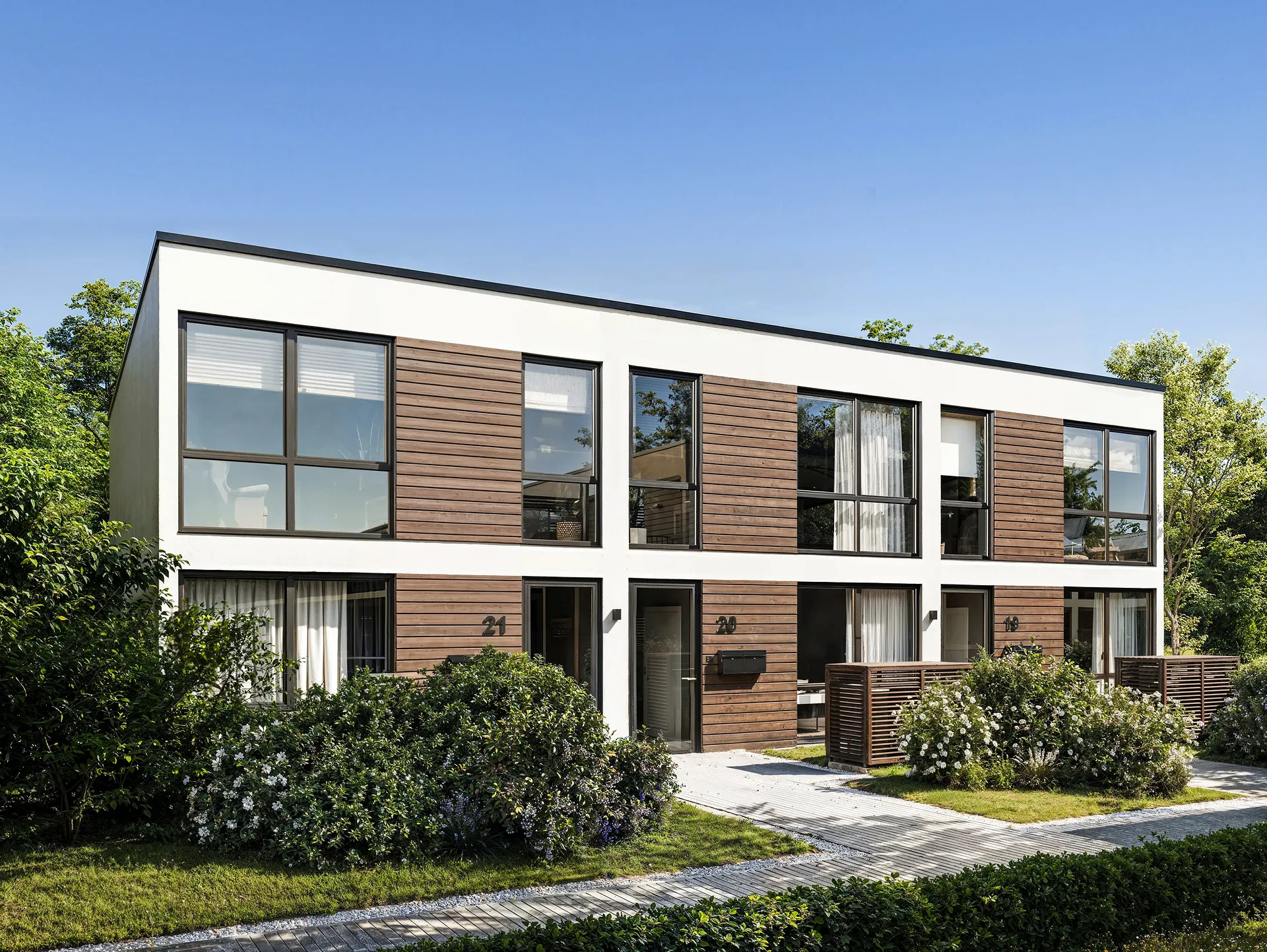 Angled view of a house and entrance zones.