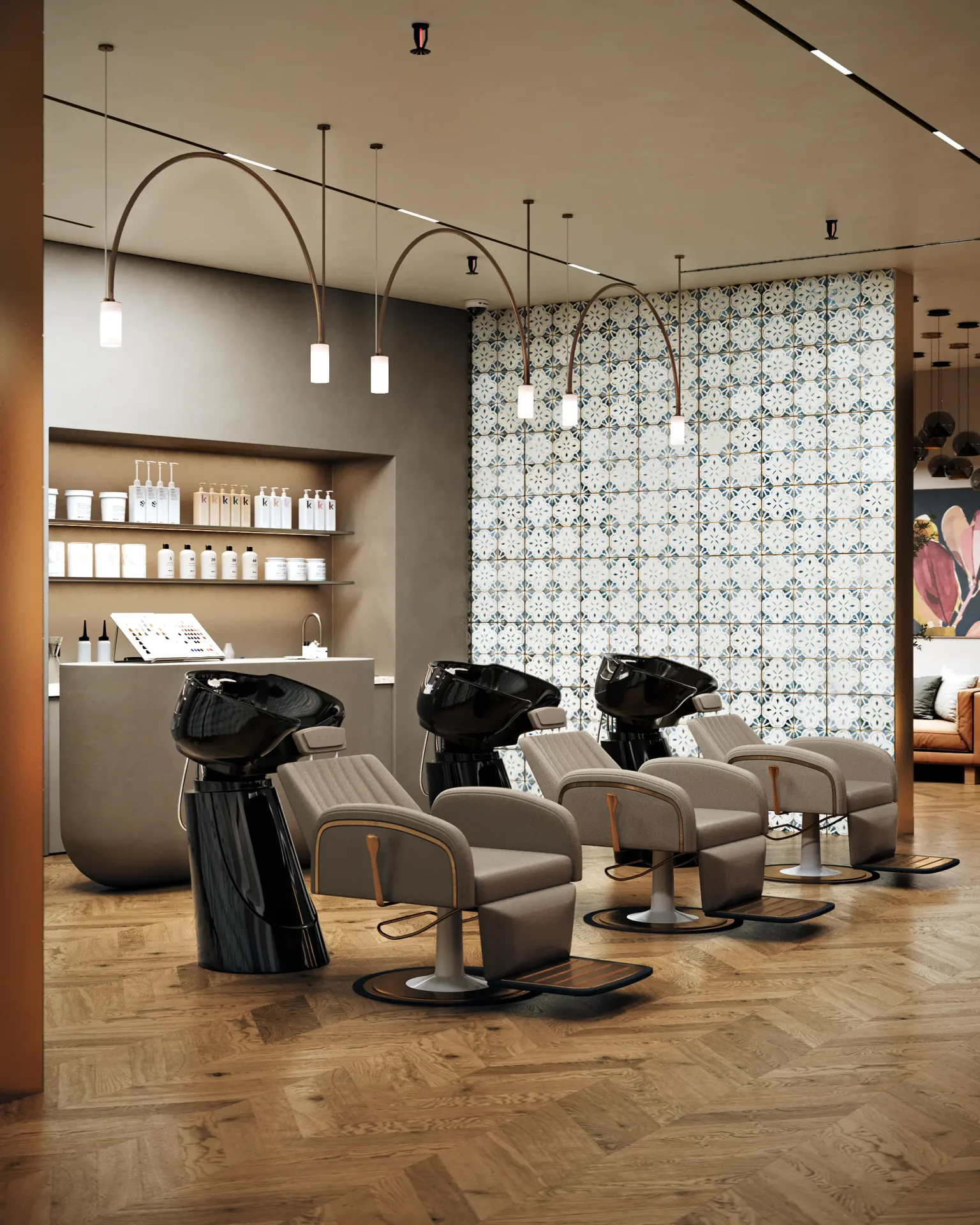 Haarwaschstation des Salons und angrenzender Einzelhandelsbereich für Haarpflegeprodukte und Farbauswahl.