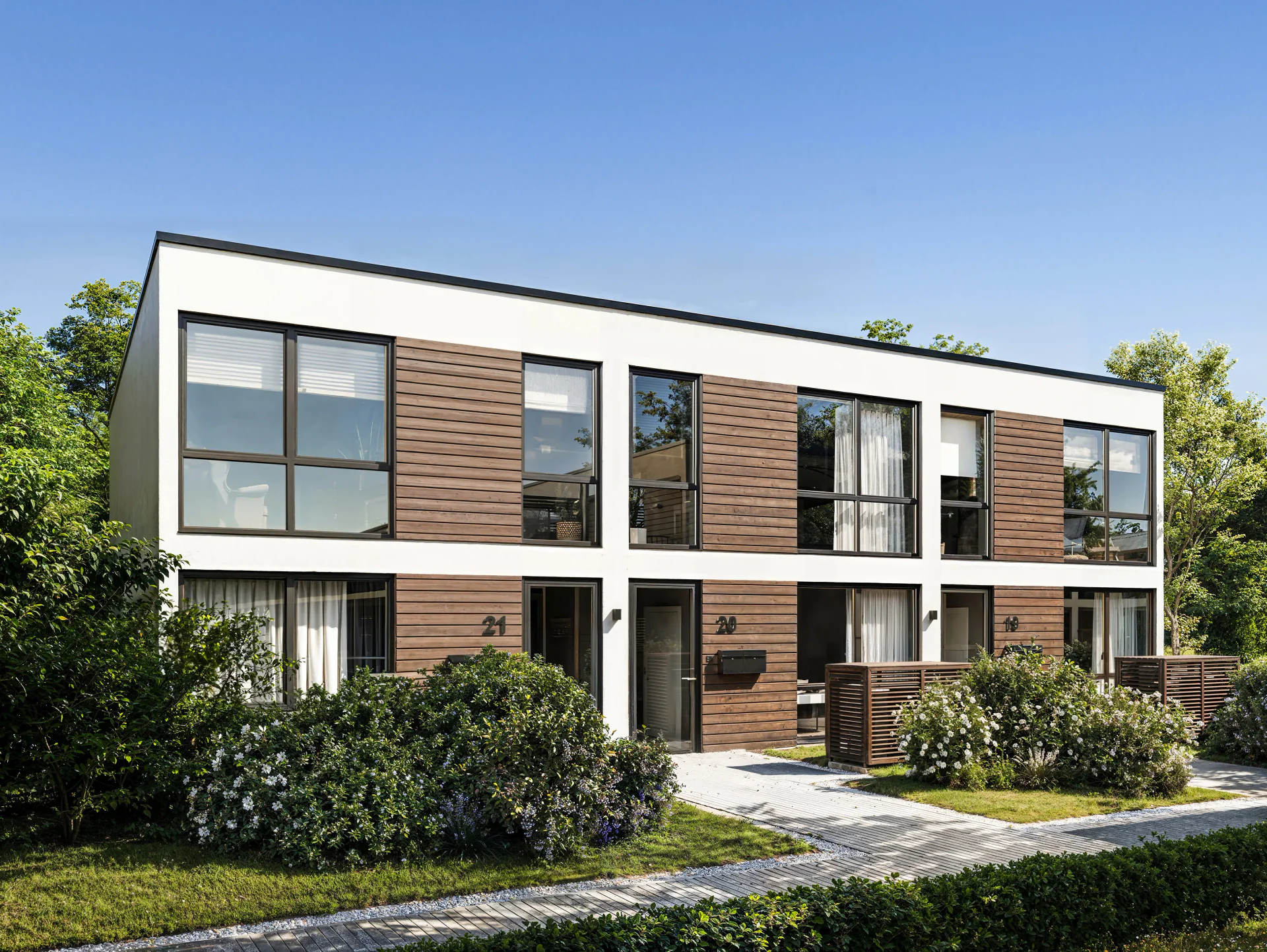 Angled view of a house and entrance zones.