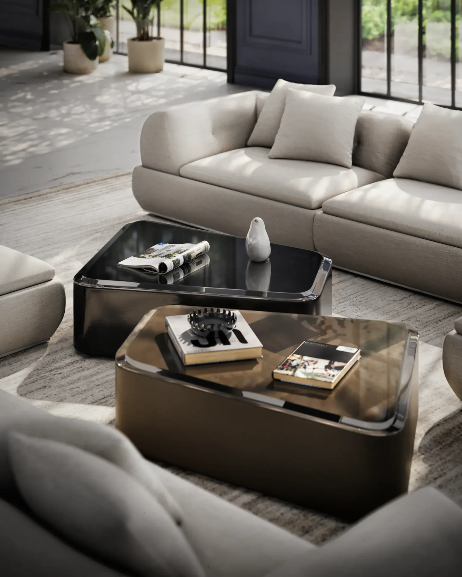 Draufsicht auf verzierte Couchtische, die die klassische Sofaanordnung ergänzen.