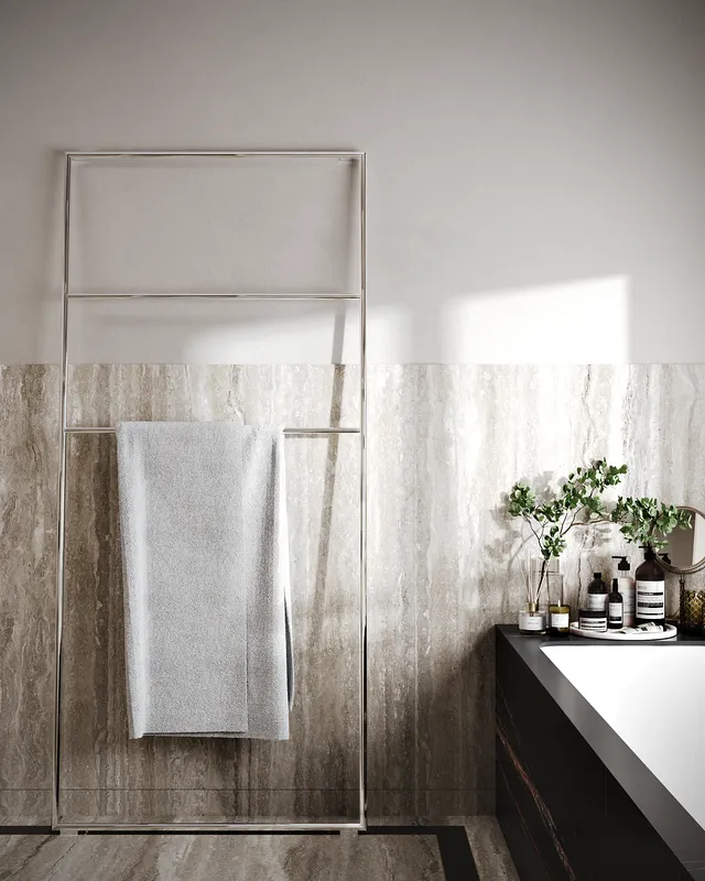 Detailaufnahme eines eleganten, schwarzen, modernen beheizten Handtuchhalters im Hauptbadezimmer.