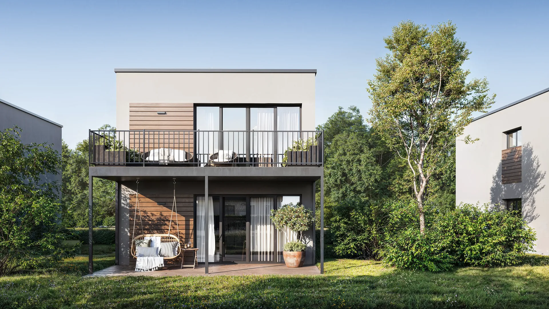 Vorderfassadenansicht eines Hauses mit begrüntem Terrassenbereich.