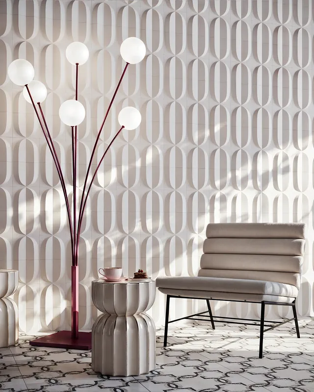 Coin d'attente confortable dans un café serein, doté d'un fauteuil confortable et d'une petite table basse.