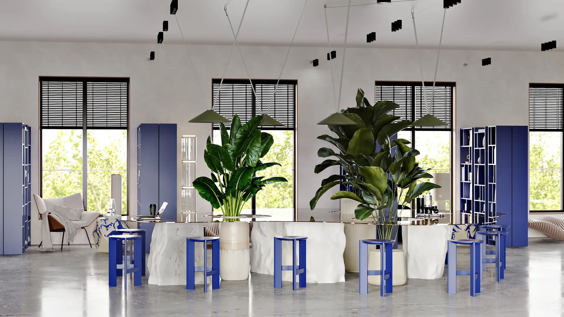 Reihe einzelner Schreibtische in einer Bibliothek mit Blick auf hohe Bücherregale.