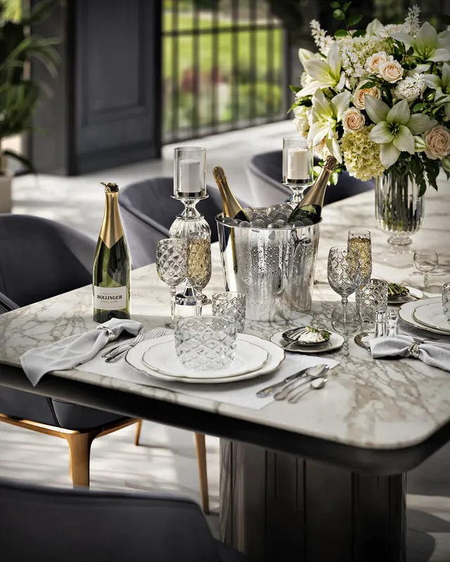 Gros plan d'une table élégante et d'une pièce maîtresse sur une table à manger classique en bois sombre.