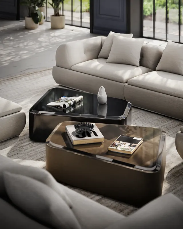 Draufsicht auf verzierte Couchtische, die die klassische Sofaanordnung ergänzen.