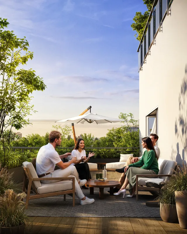 Eine Gruppe von Freunden unterhält sich auf einer modernen, möblierten Terrasse in einer Stadtwohnung.