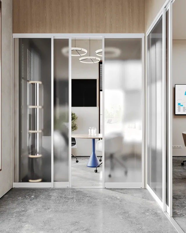 Vue frontale d'une salle de réunion moderne aux parois de verre pouvant accueillir quatre personnes.