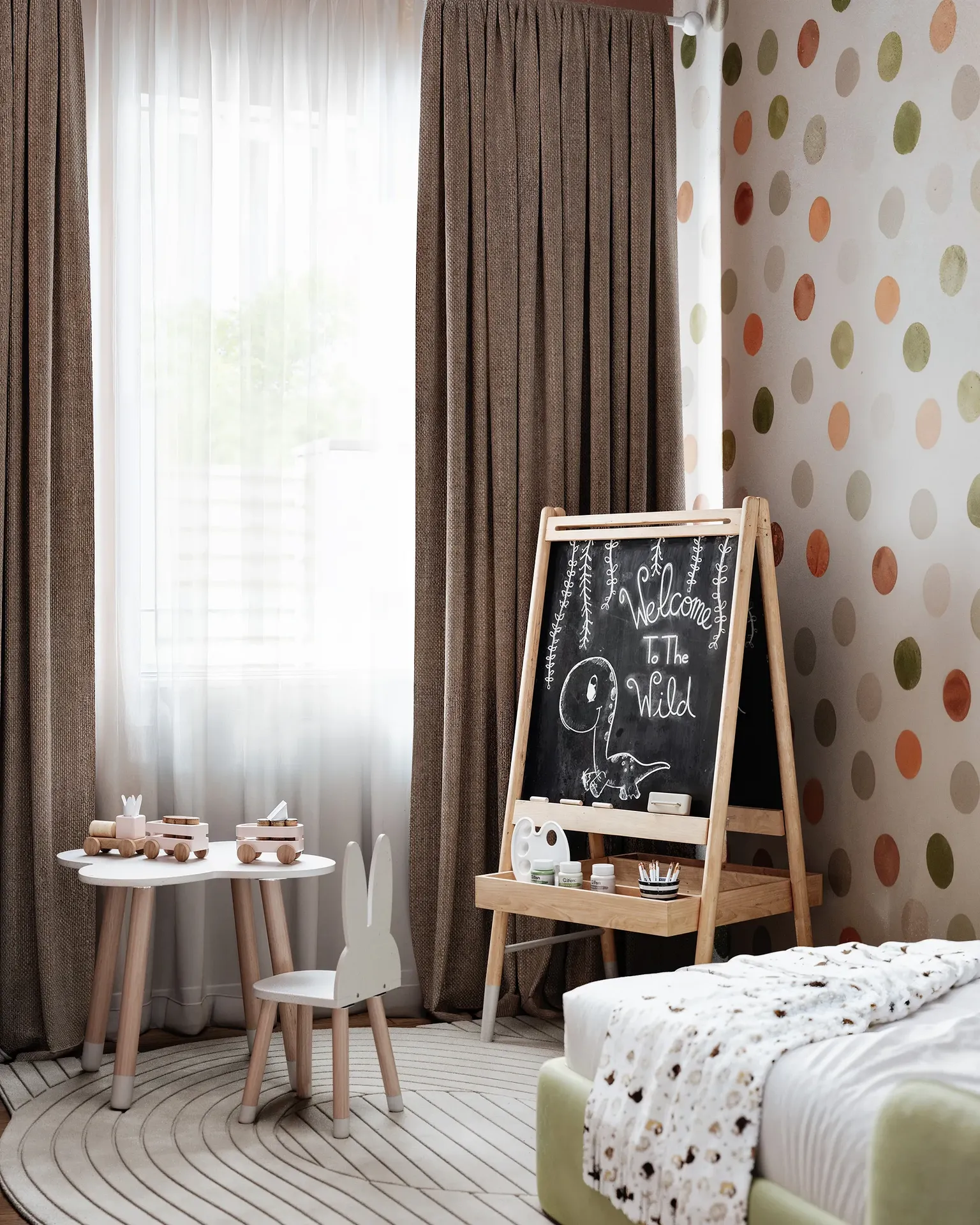 Installation d'un chevalet et d'une table à dessin dans une chambre d'enfant.