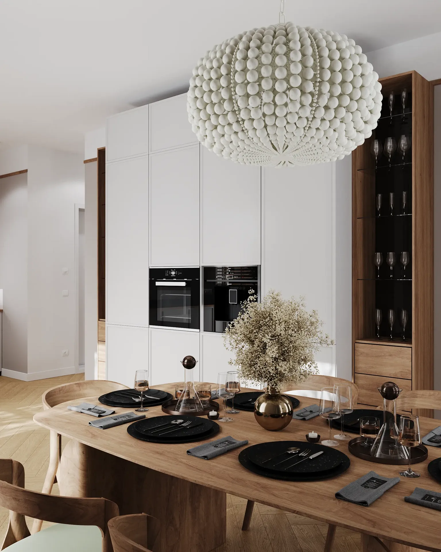 Nahaufnahme eines modernen Esstisches.