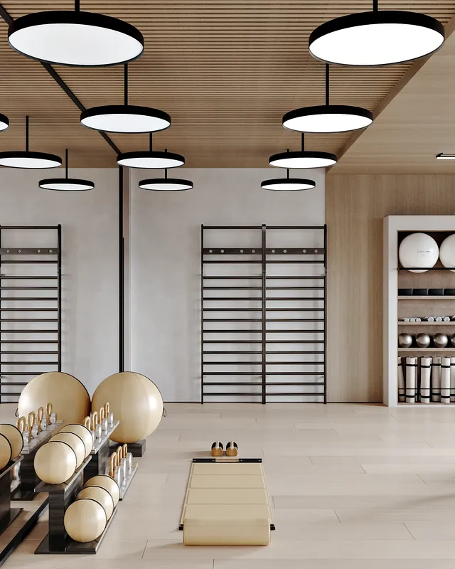 Fitnessecke mit Sprossenwand, Spiegeln und Ständern für Gymnastikbälle.