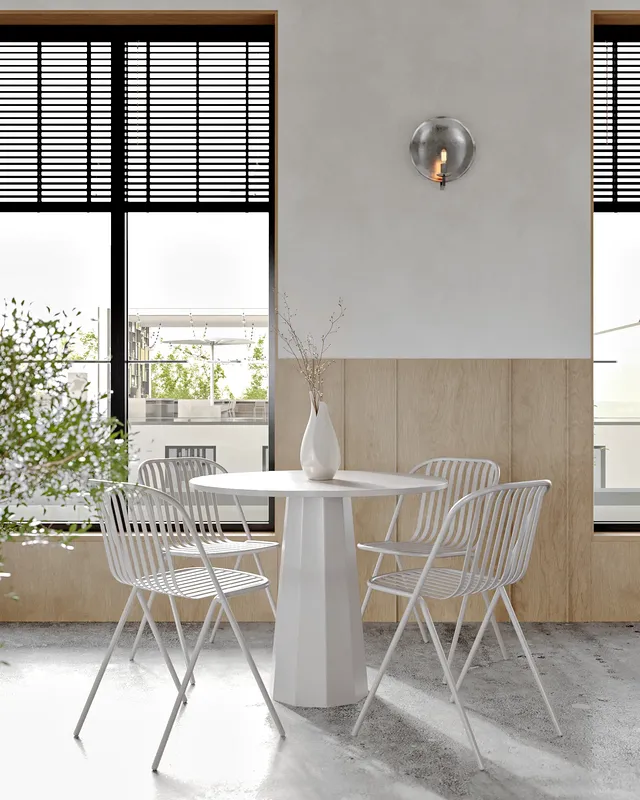 Table à manger ensoleillée pour quatre personnes, placée près d'une grande fenêtre dans un café.