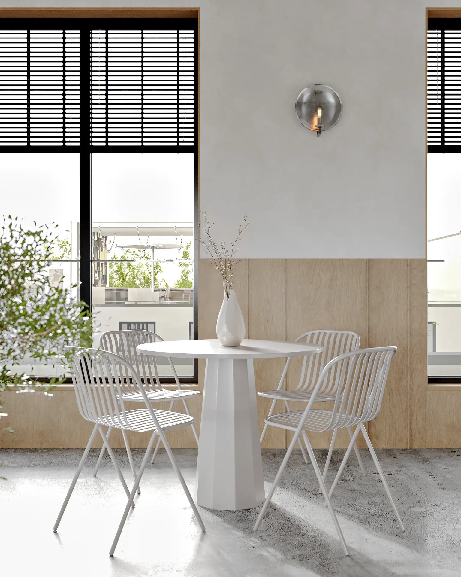 Table à manger ensoleillée pour quatre personnes, placée près d'une grande fenêtre dans un café.