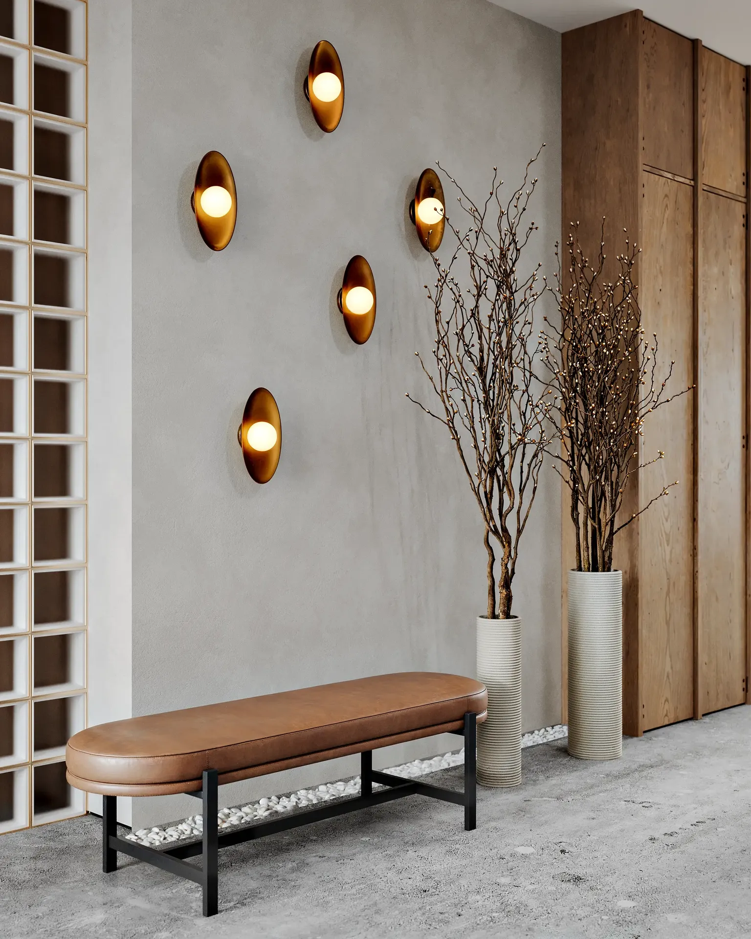 Minimalistische Wartebereichscouch an der Rezeption des Wellnesscenters.