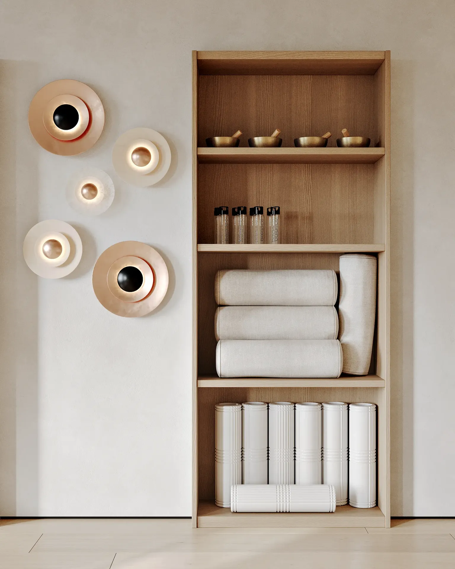 Gros plan sur une étagère de matériel de yoga bien approvisionnée et une applique murale élégante.