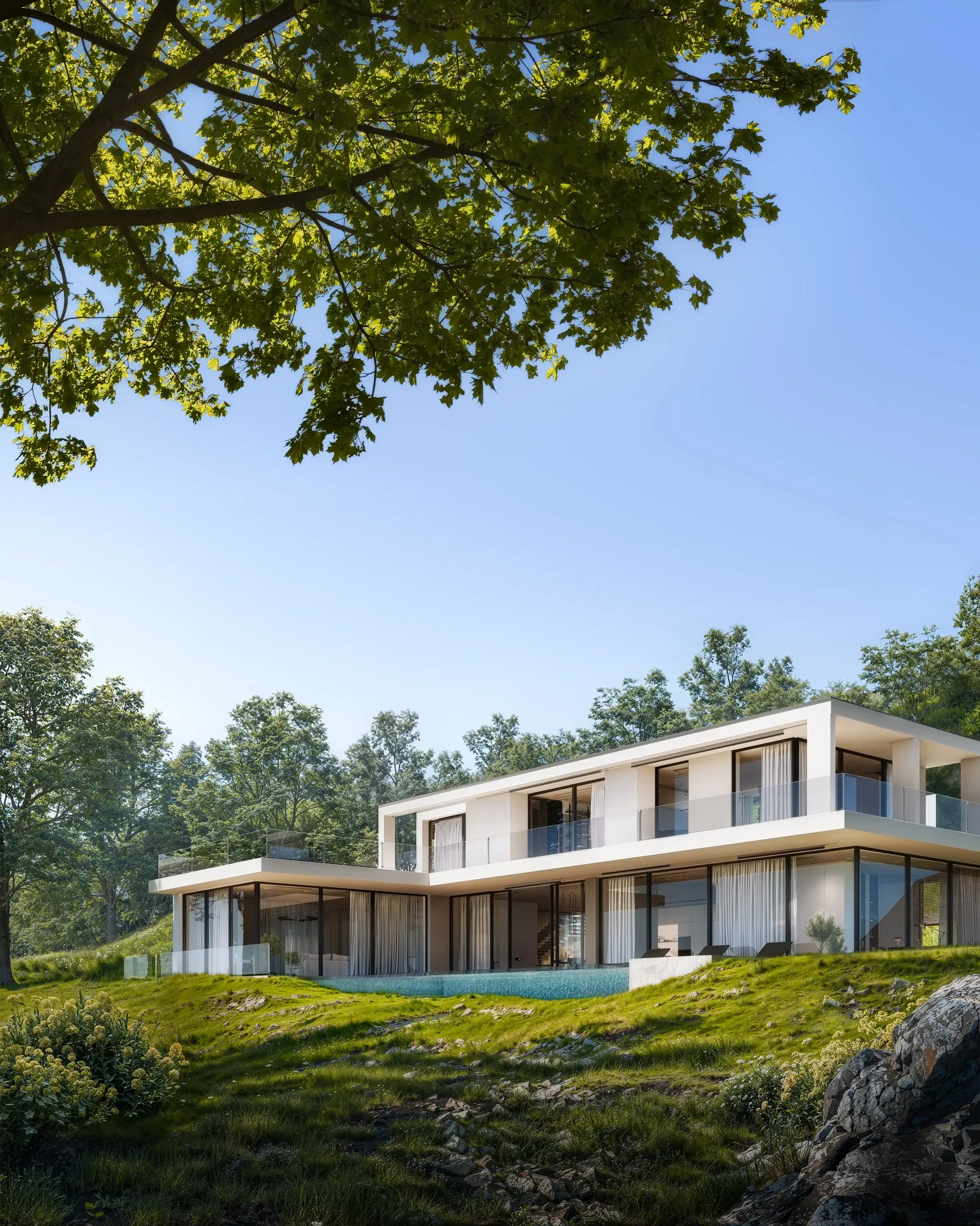 Luxuriöse, moderne Villa mit weitläufigem Swimmingpool, von der Außenecke aus gesehen.