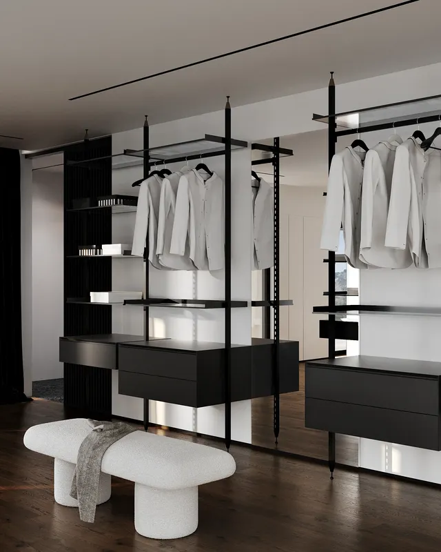 Organisierter, maßgeschneiderter begehbarer Kleiderschrank mit Schubladen, Kleiderstangen und Regalen für Kleidung und Schuhe.