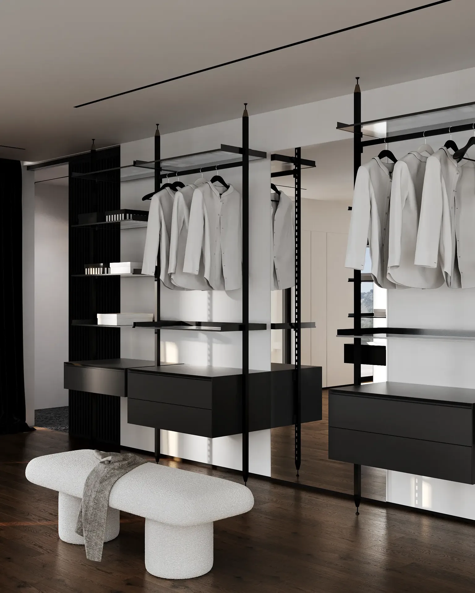 Organisierter, maßgeschneiderter begehbarer Kleiderschrank mit Schubladen, Kleiderstangen und Regalen für Kleidung und Schuhe.