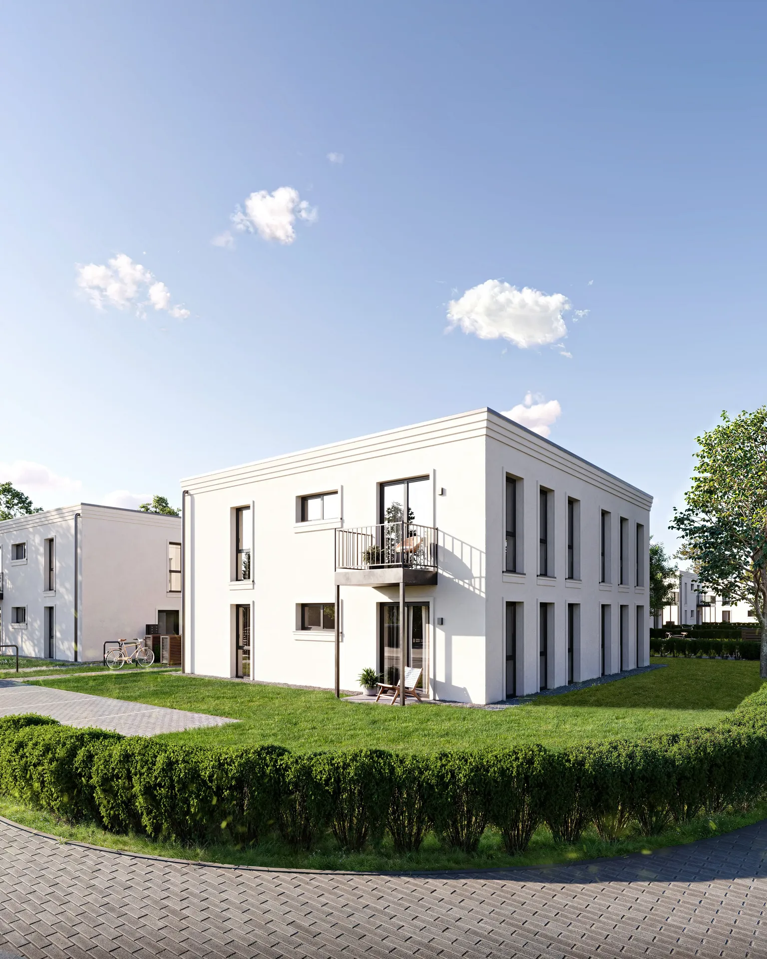 Eingangsansicht eines Wohngebäudes mit angelegten Parkplätzen.