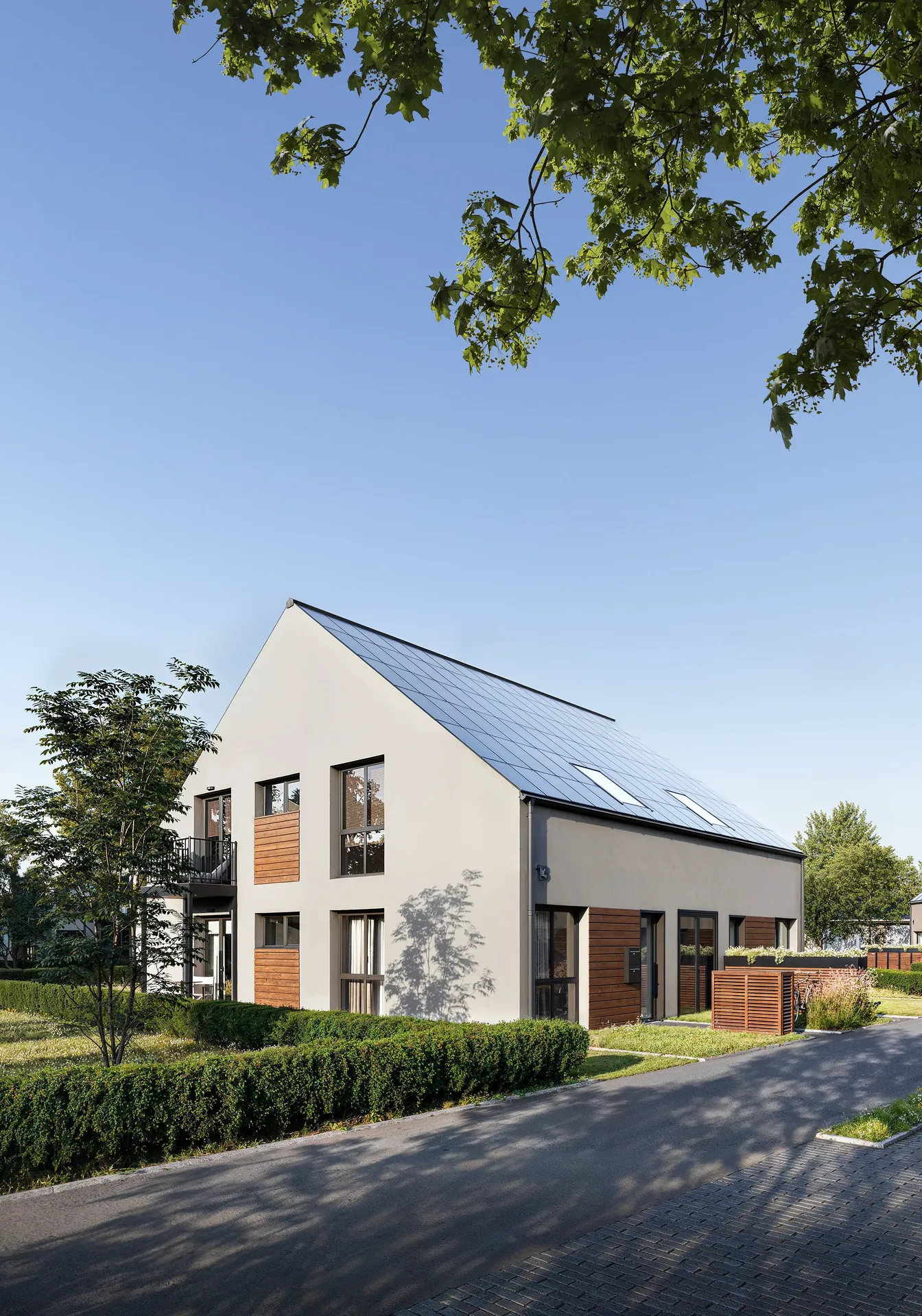 Vue en angle des façades de maisons à deux étages.