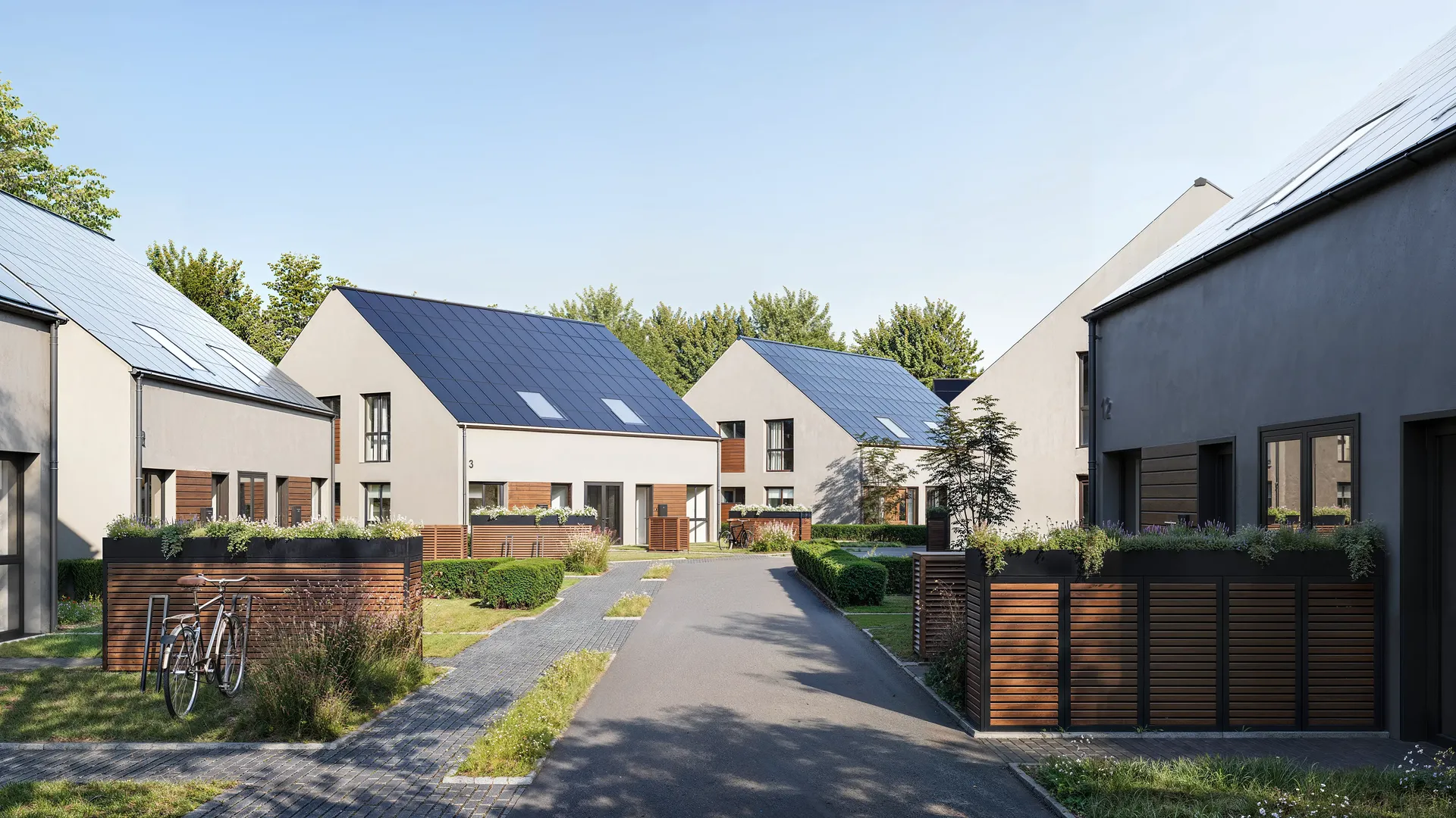 Vue de face d'un complexe résidentiel et d'une rue.