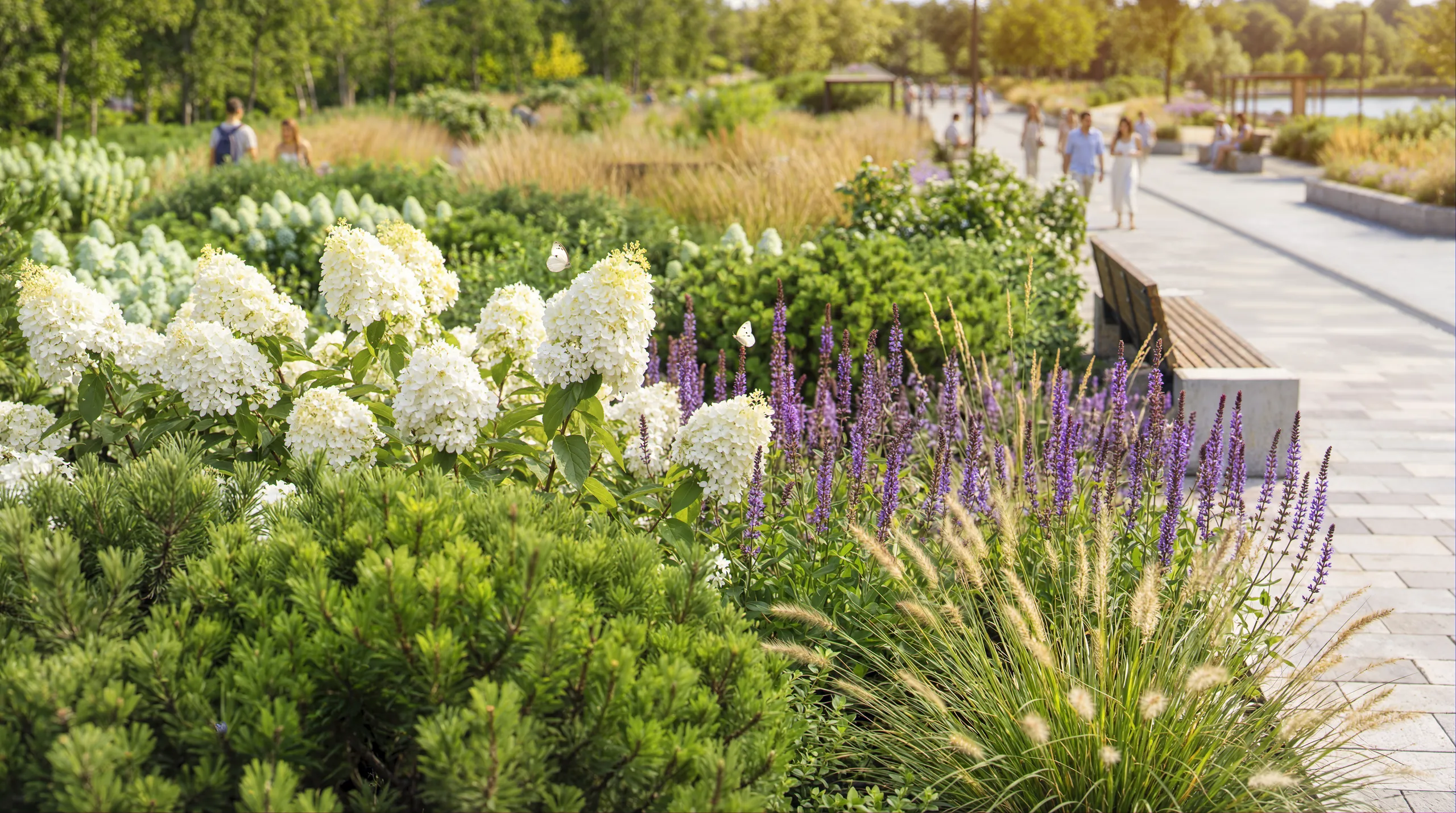Elegante Landschaftsgestaltung rund um eine klassische Luxusvilla.