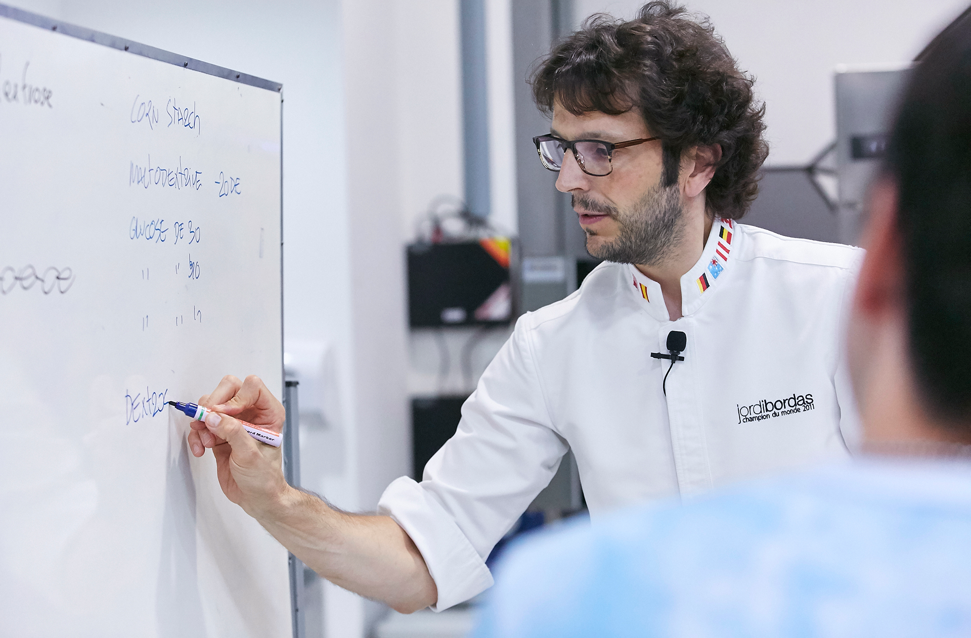 Jordi Bordas teaching in front of students