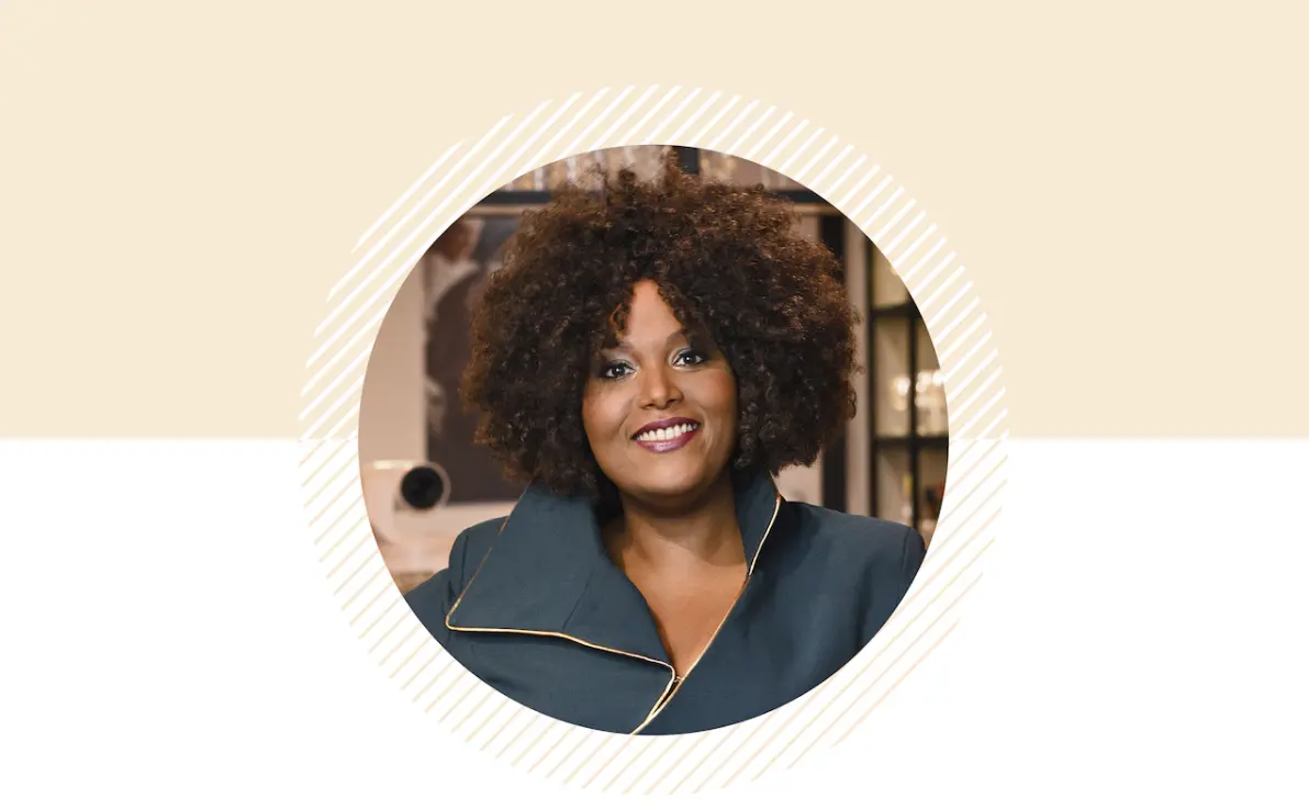 Denice Dest maître samen met Victor de barman bij het tv-programma First Dates